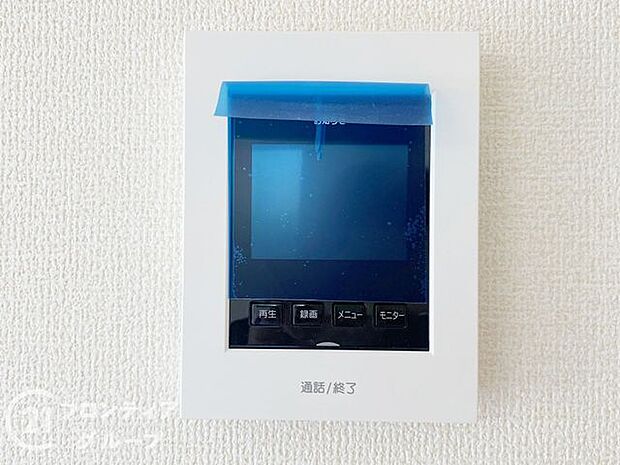 ハンズフリー機能を備えたカラーモニターインターホンを採用!お料理中などで手が塞がっていても便利に応答可能です!夜間の映像確認機能もついていて、安心ですね!