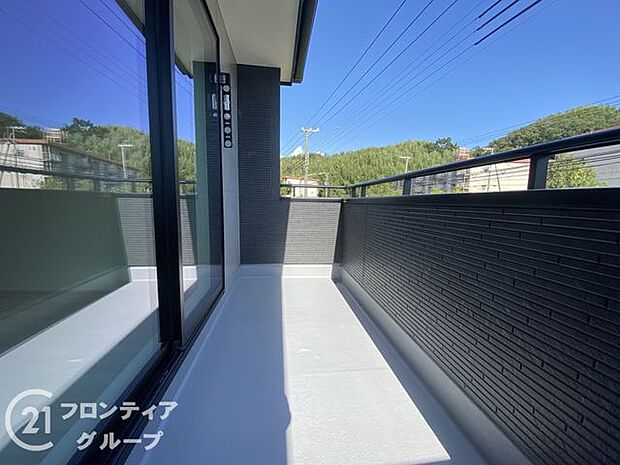 日当たりの良いバルコニーは、お洗濯が多いときも安心!たくさん干してもカラっと乾きそうです!