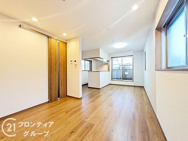 リビングは、家族や友人との時間を楽しむのに最適な広さです。快適な居住空間を提供します。