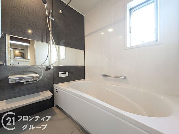 ゆったりと脚を延ばして、1日の疲れを癒せます。窓があるのでこまめに換気ができ、清潔感を保てます。落ち着いた色合いは、心を穏やかにし、リラックスタイムをより豊かにします。