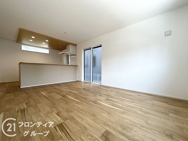 フローリングにはキズの付きにくい特殊塗装を採用し、内装やドアの仕上げは、堂々とした木目で、木の温もりを感じながらお過ごしいただけますね。