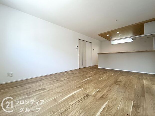 シンプルで美しいデザインのリビングは、お好みのインテリアにコーディネイトしやすく、家族がやすらぐ癒しの空間が作れますね。