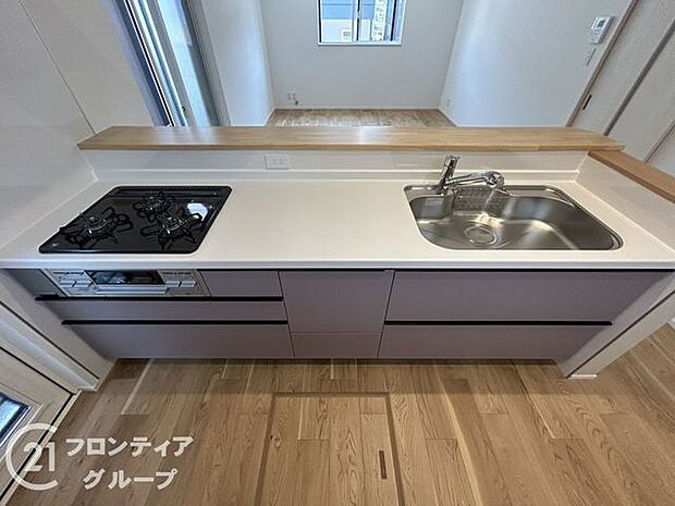 人工大理石カウンタートップ・ガラストップコンロを採用しており、お掃除ラクラク!奥様に嬉しい機能がたくさんついており、毎日のお料理も楽しくなりそうですね!