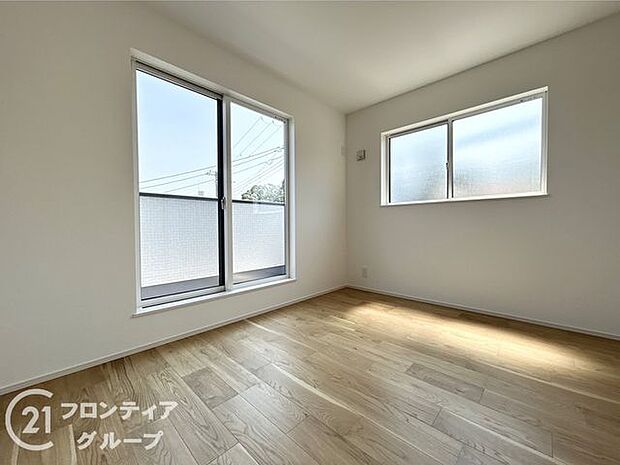 タタミスペースの押入れは、季節のものやお子様のおもちゃなどたくさん収納しておける便利なスペースです!