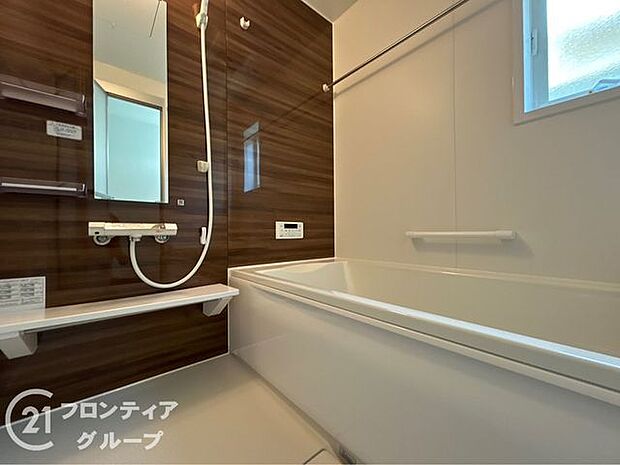 浴室には隠れた節水機能が充実!シャワーにはたくさんの空気を含んだ大粒の水は節水効果大!浴槽内にはステップがあり、出入り時の負担も軽減するスリムな形を採用