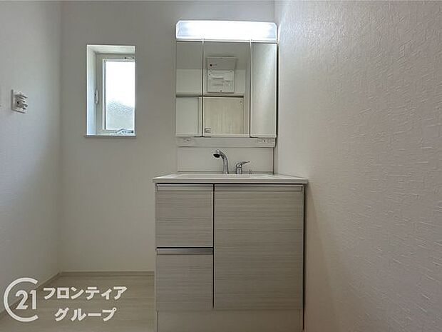 小窓付きの洗面室は、毎朝心地よい光を運んでくれるので、すがすがしい気持ちで1日をスタートできます!また、1坪以上の広い空間です!