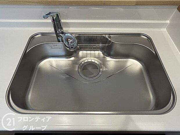 お鍋やホットプレートもすっぽりと入るワイドシンク