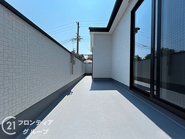 日当たりの良いバルコニーは、お洗濯が多いときも安心!たくさん干してもカラっと乾きそうです!