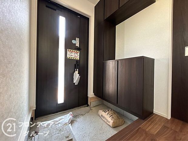 玄関ではタイルを採用しており、お掃除楽々！特にお子さまがたくさんの砂を持って帰ってきても安心ですね！