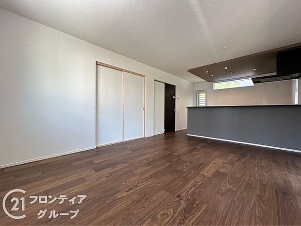 フローリングにはキズの付きにくい特殊塗装を採用し、内装やドアの仕上げは、堂々とした木目で、木の温もりを感じながらお過ごしいただけますね。