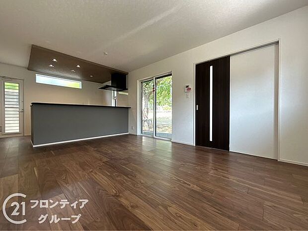 シンプルで美しいデザインのリビングは、お好みのインテリアにコーディネイトしやすく、家族がやすらぐ癒しの空間が作れますね。