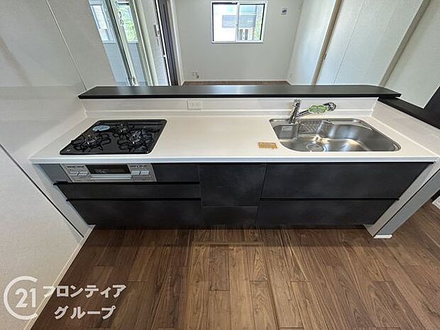 人工大理石カウンタートップ・ガラストップコンロを採用しており、お掃除ラクラク！奥様に嬉しい機能がたくさんついており、毎日のお料理も楽しくなりそうですね！