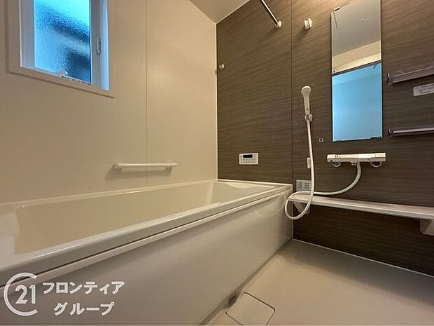 浴室には隠れた節水機能が充実！シャワーにはたくさんの空気を含んだ大粒の水は節水効果大！浴槽内にはステップがあり、出入り時の負担も軽減するスリムな形を採用