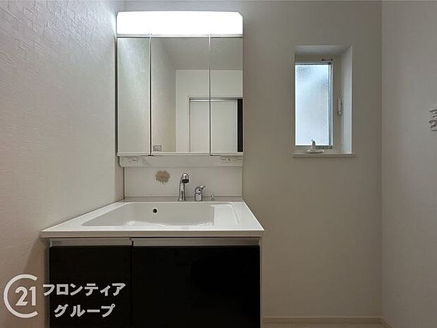 小窓付きの洗面室は、毎朝心地よい光を運んでくれるので、すがすがしい気持ちで1日をスタートできます！また、1坪以上の広い空間です！