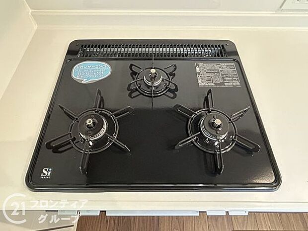 三口コンロで同時に複数の調理が可能です