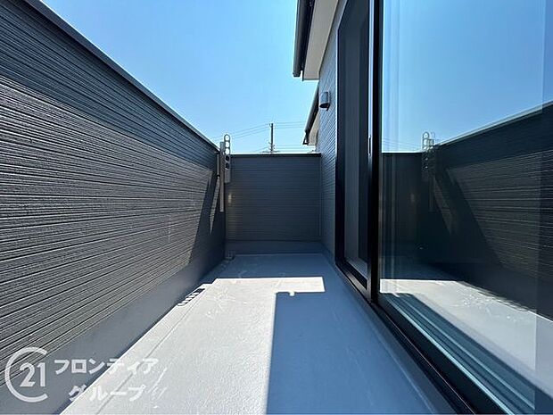 日当たりの良いバルコニーは、お洗濯が多いときも安心！たくさん干してもカラっと乾きそうです！