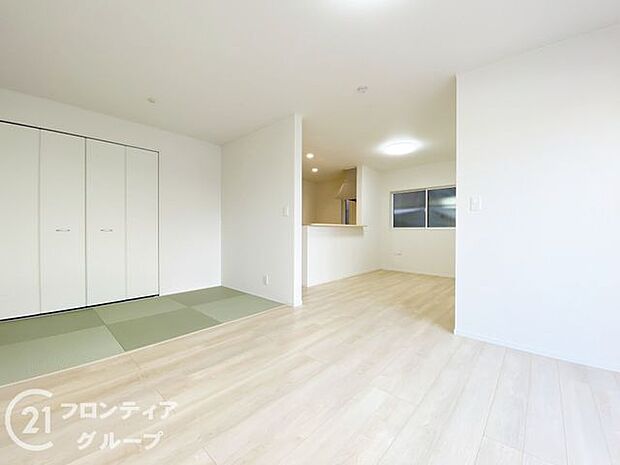 LDKには大きな窓からたくさんの光が入り、明るく、開放的な空間を演出してくれます。お友達が遊びに来た時も自慢のリビングになりますね!