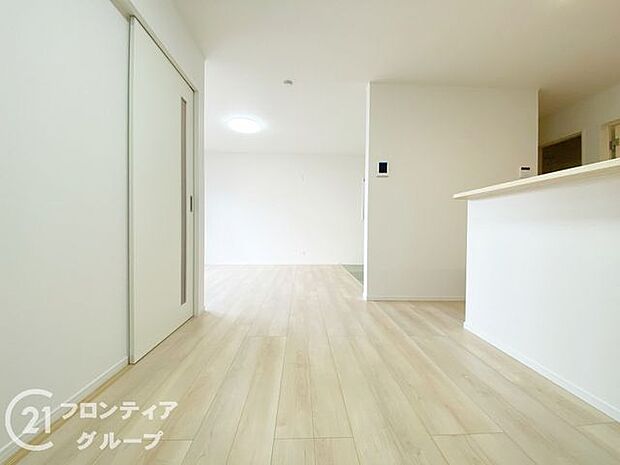 フローリングは、日常生活で床材の受ける様々な傷や、温度・湿度変化によるひび割れの発生を大幅に抑える特殊加工を施工済みです!