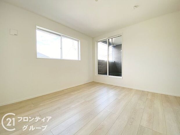 こちらのお部屋はバルコニーに面しており、日当たり、通風ともに良好です!