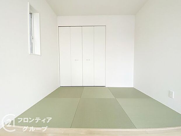 新しいい草香る畳スペースは、使い方色々!客室やお布団で寝るときにぴったりの空間ですね。