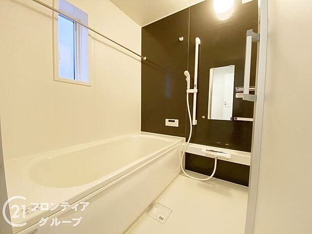 1坪以上の広々とした浴室には隠れた嬉しい設備がたっぷりついております。お掃除が楽にできたり、節水効果があったりと、バスタイムを快適にお過ごし頂けます!