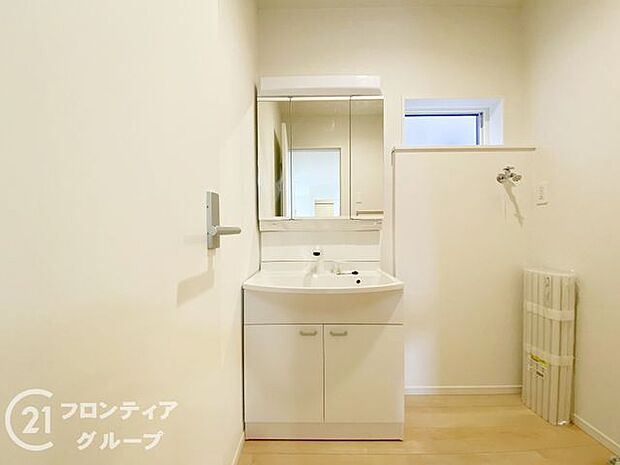 小窓付きの洗面室は、毎朝心地よい光を運んでくれるので、すがすがしい気持ちで1日をスタートできます!