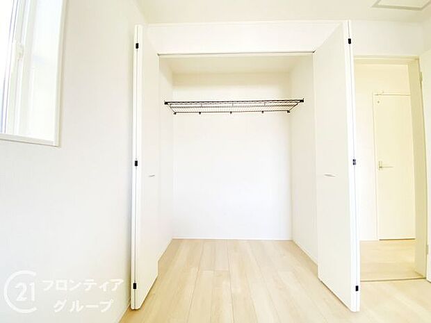 木目の美しさを際立たせるシンプルデザインのワイドクローゼットはたっぷり収納ができます!