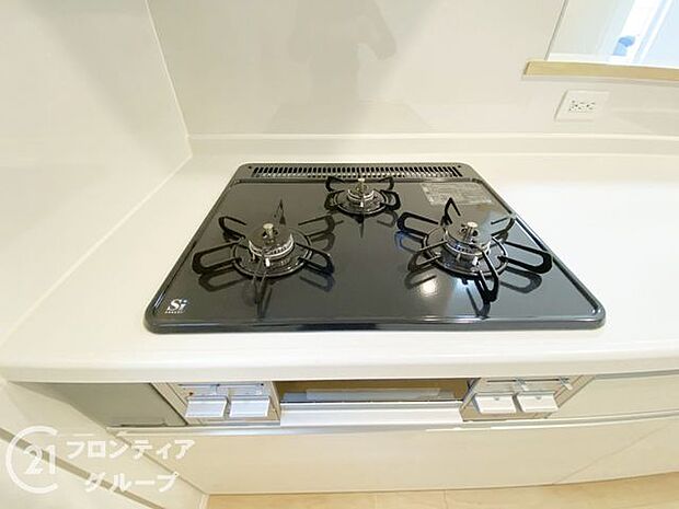 使い勝手のよい三つ口コンロです。ビルトインコンロで吹きこぼれのお掃除もらくらく