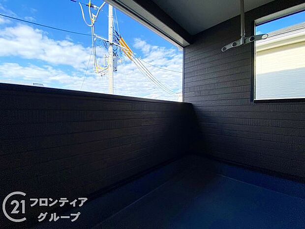 日当たりの良いバルコニーは、お洗濯が多いときも安心。たくさん干してもカラっと乾きそうです!