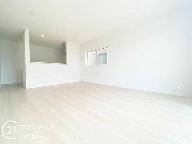 LDKには大きな窓からたくさんの光が入り、明るく、開放的な空間を演出してくれます。お友達が遊びに来た時も自慢のリビングになりますね!