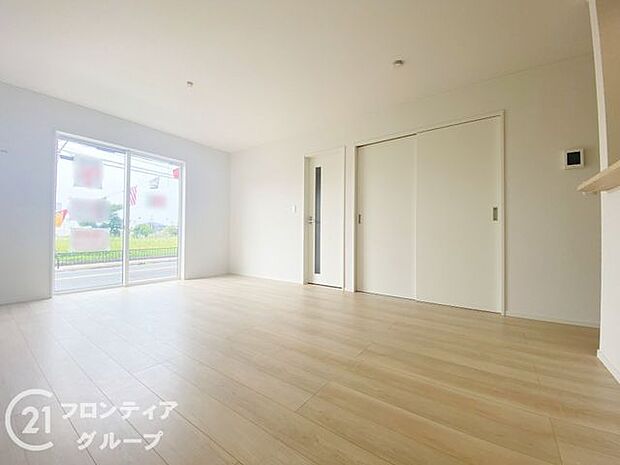 フローリングは、日常生活で床材の受ける様々な傷や、温度・湿度変化によるひび割れの発生を大幅に抑える特殊加工を施工済みです!