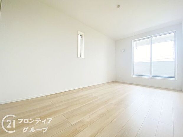 こちらのお部屋はバルコニーに面しており、日当たり、通風ともに良好です!