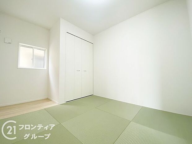 新しいい草香る畳スペースは、使い方色々!客室やお布団で寝るときにぴったりの空間ですね。