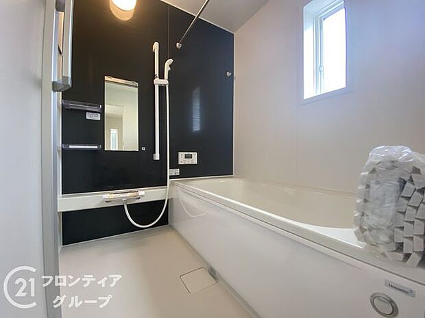 1坪以上の広々とした浴室には隠れた嬉しい設備がたっぷりついております。お掃除が楽にできたり、節水効果があったりと、バスタイムを快適にお過ごし頂けます!