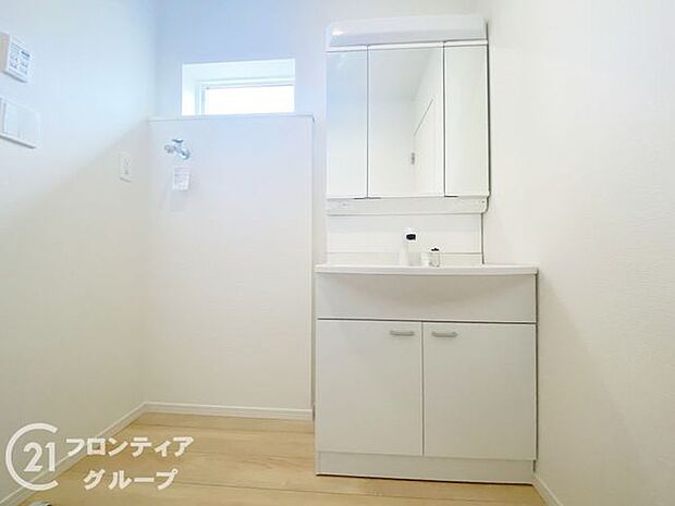 小窓付きの洗面室は、毎朝心地よい光を運んでくれるので、すがすがしい気持ちで1日をスタートできます!