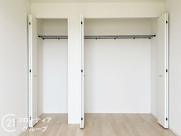 木目の美しさを際立たせるシンプルデザインのワイドクローゼットはたっぷり収納ができます!