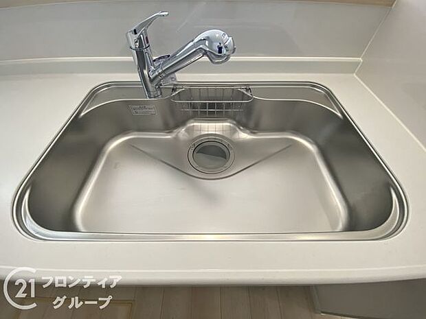 蛇口の先端に浄水器を内蔵。場所をとらない浄水器です。