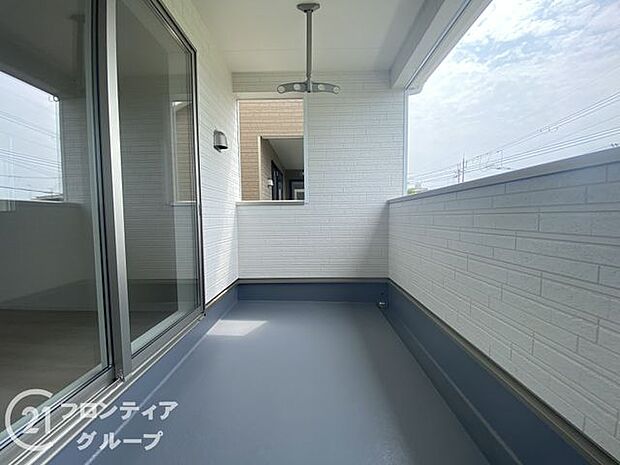 日当たりの良いバルコニーは、お洗濯が多いときも安心。たくさん干してもカラっと乾きそうです!