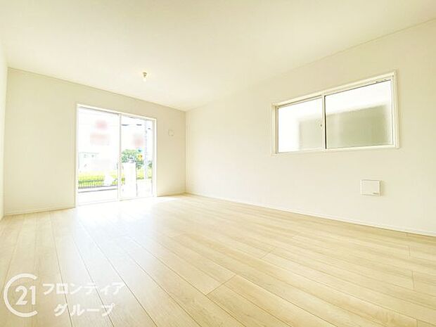 LDKには大きな窓からたくさんの光が入り、明るく、開放的な空間を演出してくれます。お友達が遊びに来た時も自慢のリビングになりますね!