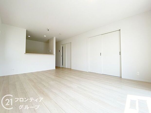 フローリングは、日常生活で床材の受ける様々な傷や、温度・湿度変化によるひび割れの発生を大幅に抑える特殊加工を施工済みです!