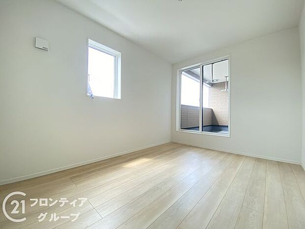こちらのお部屋はバルコニーに面しており、日当たり、通風ともに良好です!