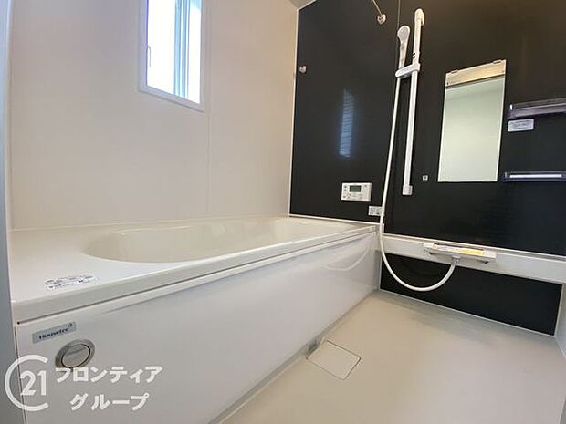 1坪以上の広々とした浴室には隠れた嬉しい設備がたっぷりついております。お掃除が楽にできたり、節水効果があったりと、バスタイムを快適にお過ごし頂けます!