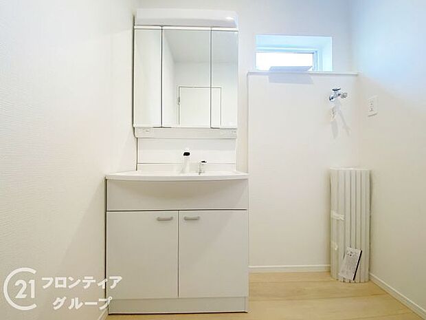 小窓付きの洗面室は、毎朝心地よい光を運んでくれるので、すがすがしい気持ちで1日をスタートできます!