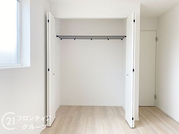 木目の美しさを際立たせるシンプルデザインのワイドクローゼットはたっぷり収納ができます!