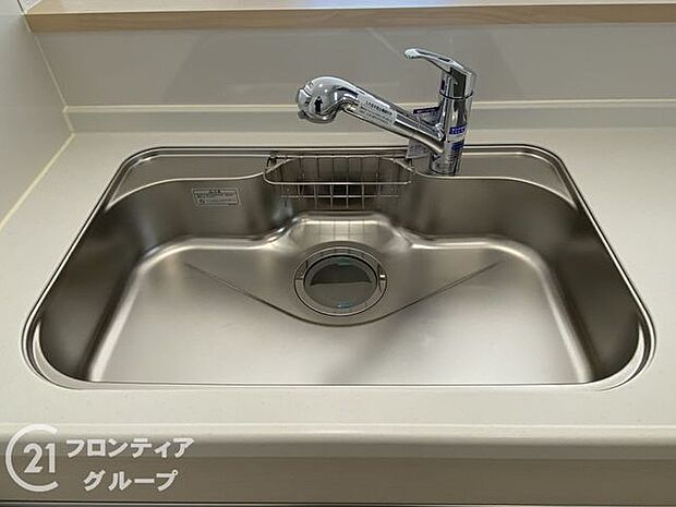 蛇口の先端に浄水器を内蔵。場所をとらない浄水器です。