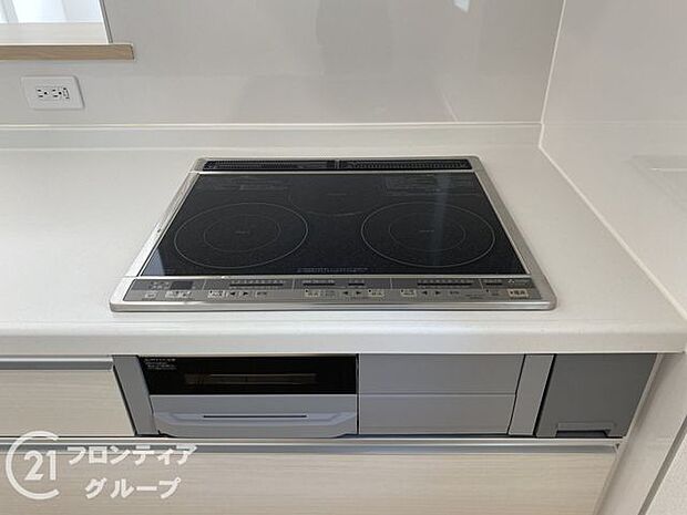 使い勝手のよい三つ口コンロです。ビルトインコンロで吹きこぼれのお掃除もらくらく