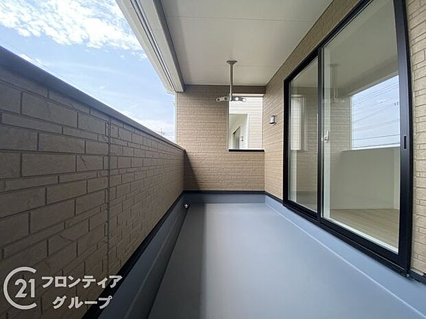 日当たりの良いバルコニーは、お洗濯が多いときも安心。たくさん干してもカラっと乾きそうです!