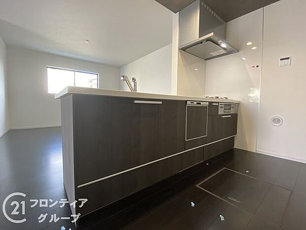 広い作業スペースと充実した収納が、料理を快適にサポートし、効率的な調理を実現します