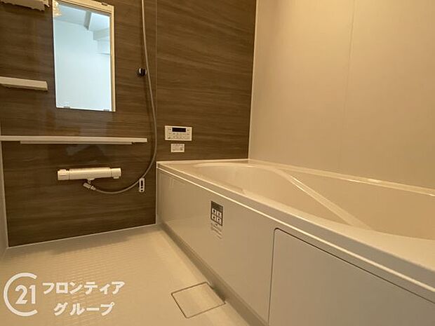 バスタブ付きで、ゆったりとお風呂に浸かり、疲れた体を癒せる贅沢な空間です。