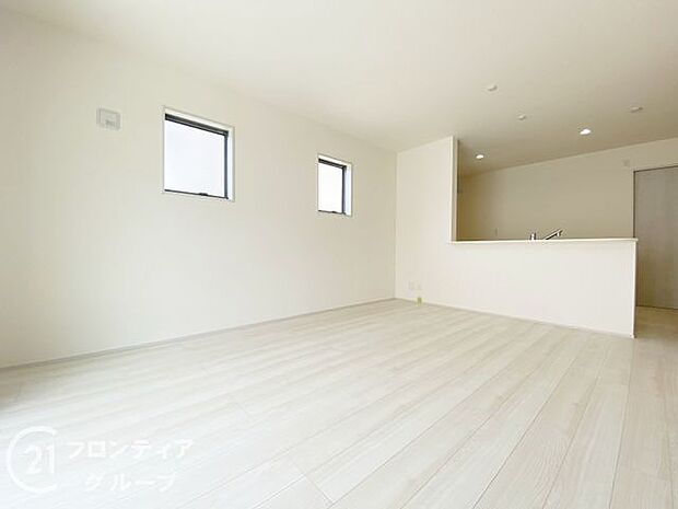 リビングのフローリング材には、木目や色調など木材特有の風合いがあり、ナチュラルな美しさで、日々の生活に温もりを与えてくれます。